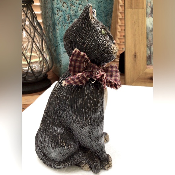 Distressed tuxedo cat figurine with rag collar. EUC. - Picture 2 of 5